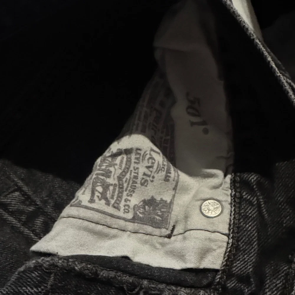 501 Levi's Black Distressed Denim Cutoff Shorts Button Fly - Picture 3 of 4